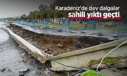 Karadeniz'de dev dalgalar sahili yıktı geçti