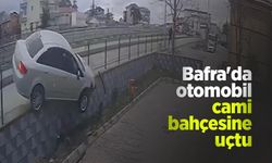 Bafra'da otomobil cami bahçesine uçtu