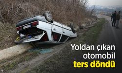 Yoldan çıkan otomobil ters döndü