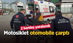 Motosiklet otomobile çarptı, 2 kardeş yaralandı