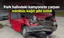 Park halindeki kamyonete çarpan minibüs kağıt gibi ezildi