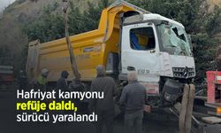 Hafriyat kamyonu refüje daldı, sürücü yaralandı