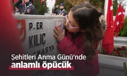 Şehitleri Anma Günü'nde anlamlı öpücük