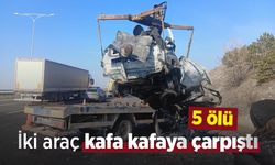 İki araç kafa kafaya çarpıştı: 5 ölü