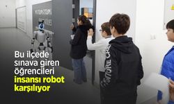 Bu ilçede sınava giren öğrencileri insansı robot karşılıyor