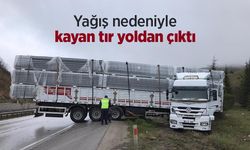 Yağış nedeniyle kayan tır yoldan çıktı