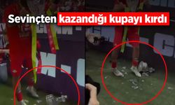 Sevinçten kazandığı kupayı kırdı