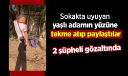 Sokakta uyuyan yaşlı adamın yüzüne tekme atıp paylaştılar