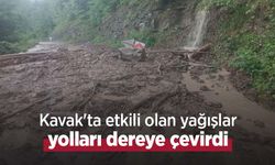 Kavak'ta etkili olan yağışlar yolları dereye çevirdi