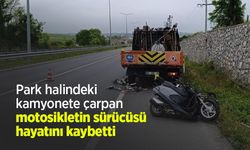 Park halindeki kamyonete çarpan motosikletin sürücüsü öldü