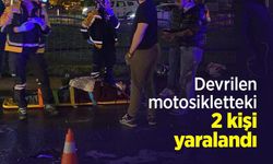Devrilen motosikletteki 2 kişi yaralandı