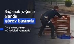 Sağanak yağmur altında görev başında: Polis memurunun mücadelesi kamerada
