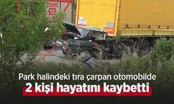 Park halindeki tıra çarpan otomobilde 2 kişi hayatını kaybetti