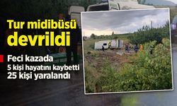 Tur midibüsü devrildi.