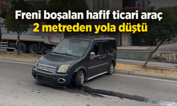 Freni boşalan hafif ticari araç 2 metreden yola düştü