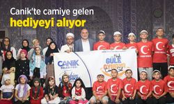 Canik'te camiye gelen hediyeyi alıyor