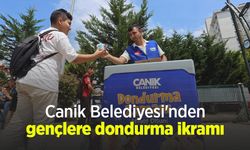Canik Belediyesi'nden gençlere dondurma ikramı
