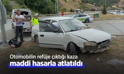 Otomobilin refüje çıktığı kaza maddi hasarla atlatıldı