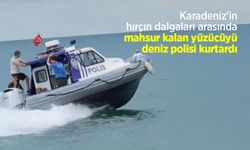 Karadeniz'in hırçın dalgaları arasında mahsur kalan yüzücüyü deniz polisi kurtardı