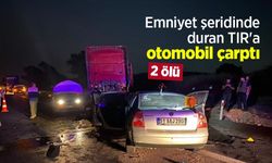 Emniyet şeridinde duran TIR'a otomobil çarptı: 2 ölü