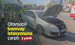 Otomobil tramvay istasyonuna çarptı: 3 yaralı