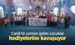 Canik'te camiye giden çocuklar hediyelerine kavuşuyor