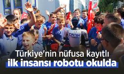 Türkiye'nin nüfusa kayıtlı ilk insansı robotu okulda
