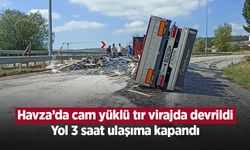 Havza’da cam yüklü tır virajda devrildi: Yol 3 saat ulaşıma kapandı