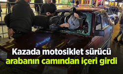 Kazada motosiklet sürücü arabanın camından içeri girdi