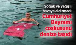 Soğuk ve yağışlı havaya aldırmadı Cumhuriyet Bayramı coşkusunu denize taşıdı