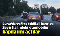 Bursa’da trafikte tehlikeli hareket: Seyir halindeki otomobilin kapılarını açtılar