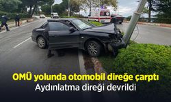 OMÜ yolunda otomobil direğe çarptı: Aydınlatma direği devrildi