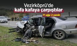 Vezirköprü’de kafa kafaya çarpıştılar: 1’i ağır 2 yaralı