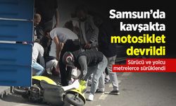 Samsun’da kavşakta motosiklet devrildi: Sürücü ve yolcu metrelerce sürüklendi