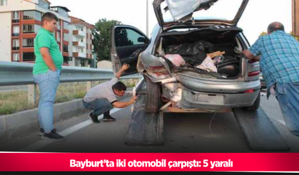 Bayburt’ta iki otomobil çarpıştı: 5 yaralı