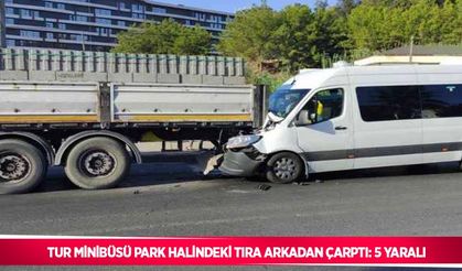 Tur minibüsü park halindeki tıra arkadan çarptı: 5 yaralı
