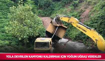 Yola devrilen kamyonu kaldırmak için yoğun uğraş verdiler