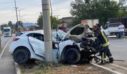 Aydınlatma direğine çarpan otomobilin sürücüsü öldü