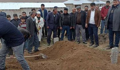 Ağrı’daki otobüs kazasında hayatını kaybeden Gürbüz Erciş’te toprağa verildi