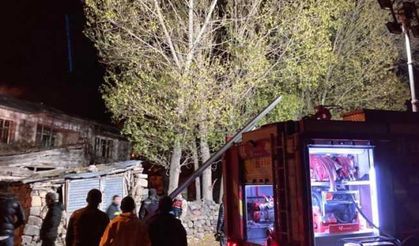 Aşkale’de köydeki yangın korkuttu