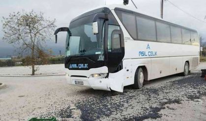 Kamyonet ile servis otobüsü çarpıştı, 1,5 ton zeytin yola saçıldı