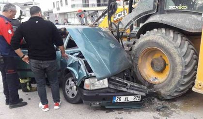 Kepçe ile çarpışan otomobil hurdaya döndü: 2 yaralı