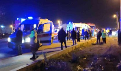 Tır ile servis minibüsü çarpıştı; 1 ölü 11 yaralı
