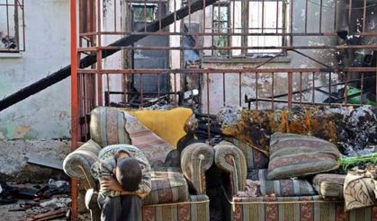 Yangında hem evi hem de geçimini sağladığı Türk bayrakları küle döndü