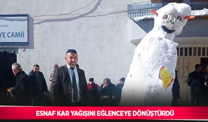 Esnaf kar yağışını eğlenceye dönüştürdü
