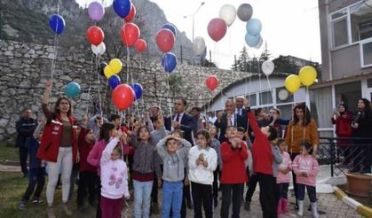 Depremzede çocuklar ‘tek katlı ev’ dileyerek balonları gökyüzüne saldı