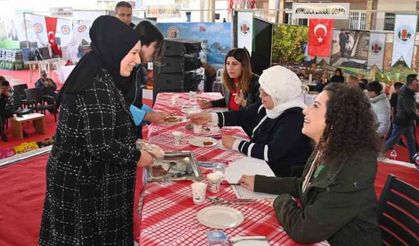 Domates temalı yemek yarışmasında birincilik için hünerlerini sergilediler