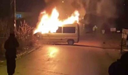seyir halindeki minibüs alev alev yandı
