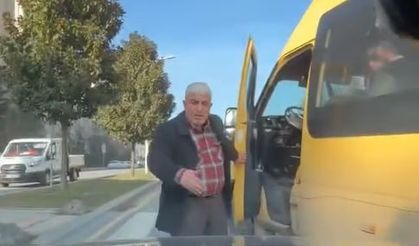minibüs şoförü, kadın sürücünün aracına saldırdı