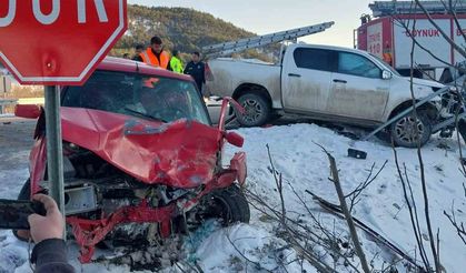 cip otomobille çarpıştı: 4 yaralı